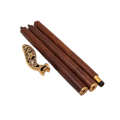 Eleganter zusammenklappbarer Holzstock mit reich verziertem Griff in Braun und Gold mit der Möglichkeit einer personalisierten Gravur