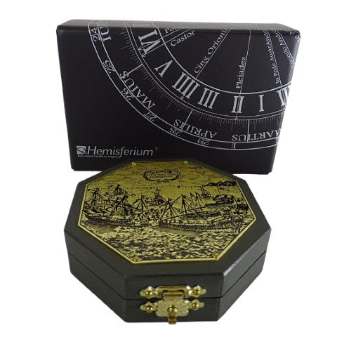 Oktagonale Sonnenuhr und Kompass H06 mit personalisierbarer Gravur – elegantes Geschenk für Navigationsliebhaber, aus Holz und Messing gefertigt, reich verziert, Maße 7,3 x 2 cm