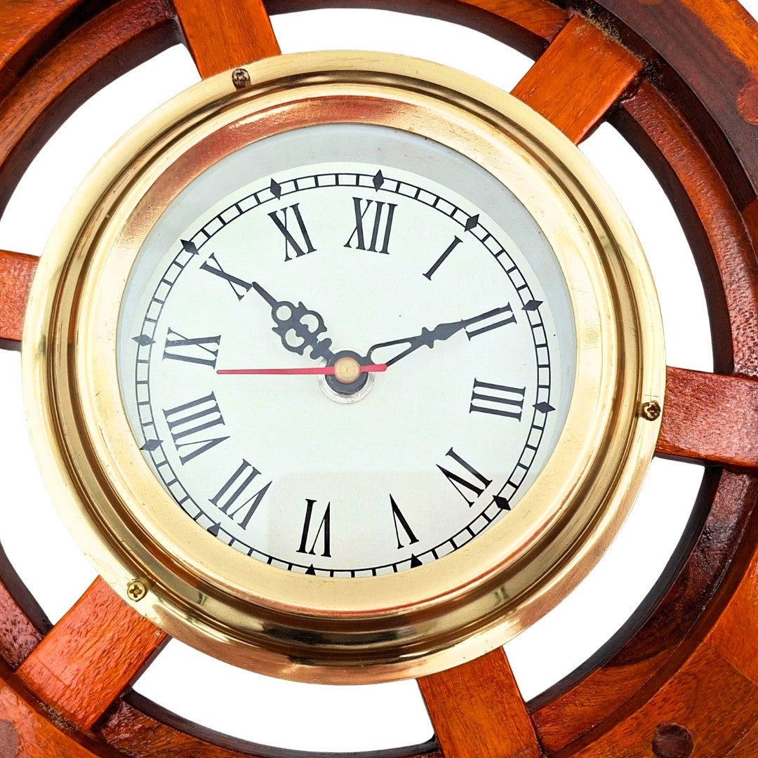 Maritime Uhr in einem hölzernen Steuerrad mit Messing