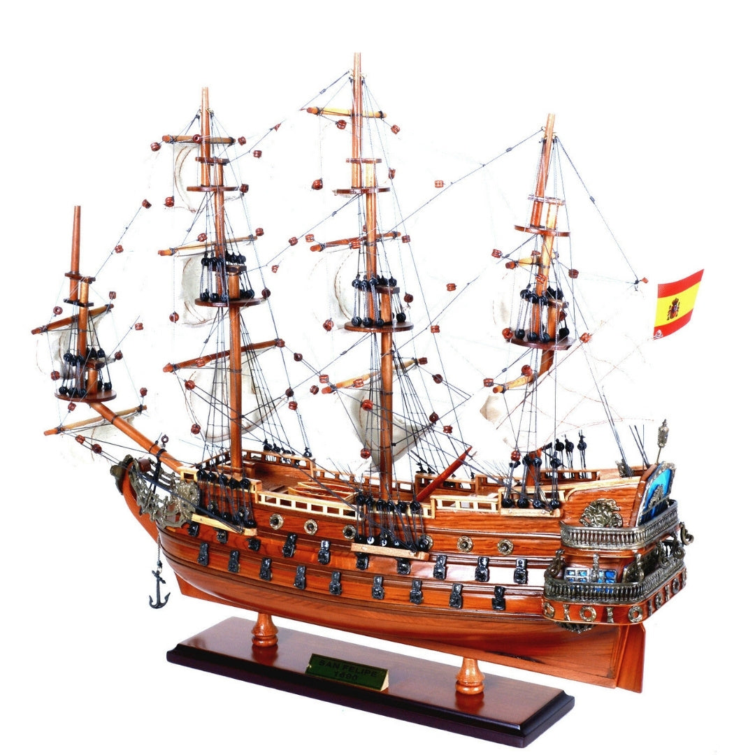 Exklusives Modell des Segelschiffs San Felipe SF45R mit ausgefahrenen Segeln, handgefertigt aus exotischem Holz, Möglichkeit zur personalisierten Gravur, ideal als Geschenk, Maße 48,3 cm x 17,8 cm x 45,7 cm