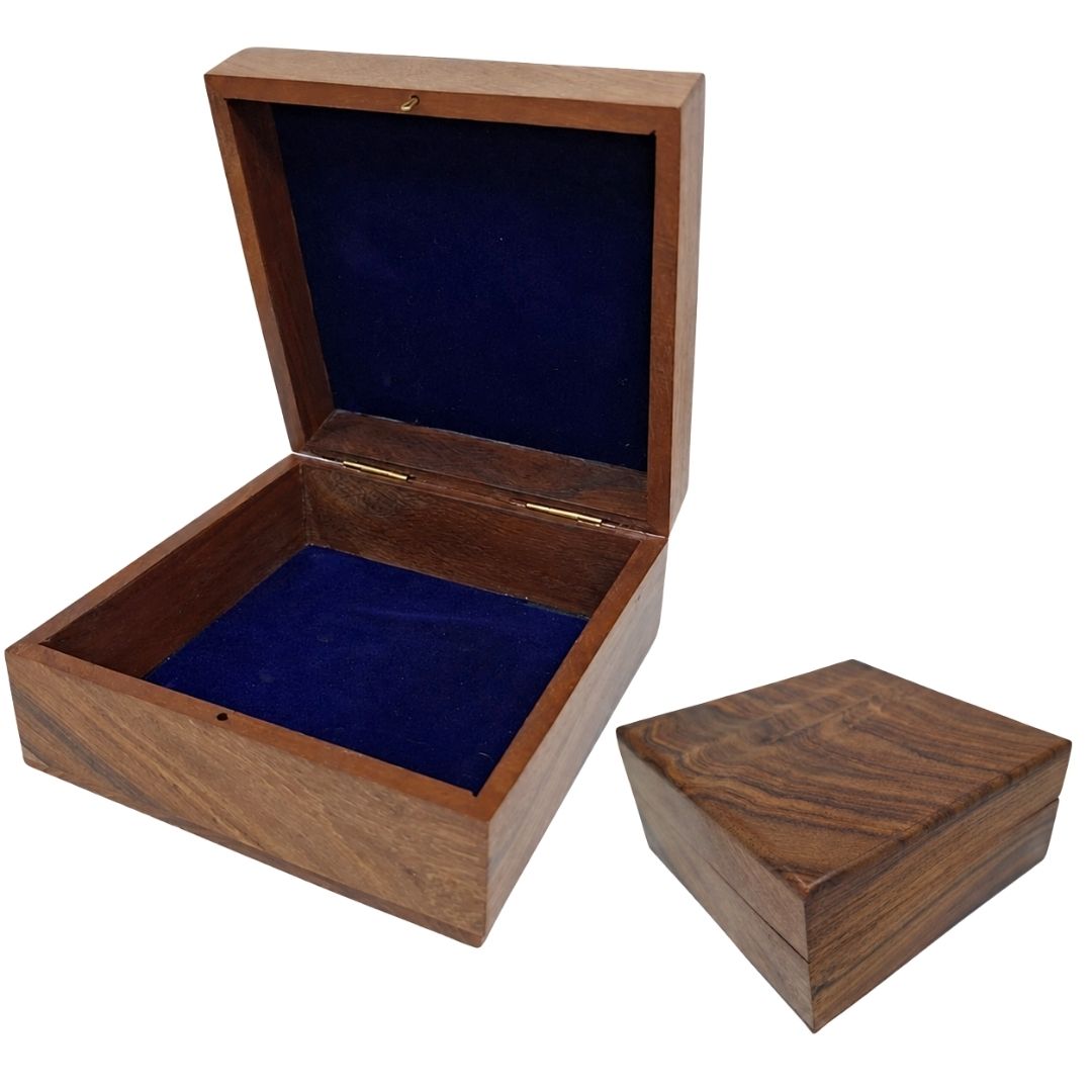 Elegante Holzschachtel mit marineblauem Einsatz 14x14x6,5 cm mit Möglichkeit zur Personalisierung durch Gravur