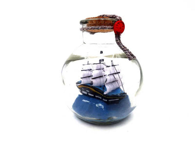 Miniatur-Segelschiff in Flasche mit personalisierbarer Gravur – klassische maritime Dekoration als Geschenk, 10 x 10 x 11 cm  