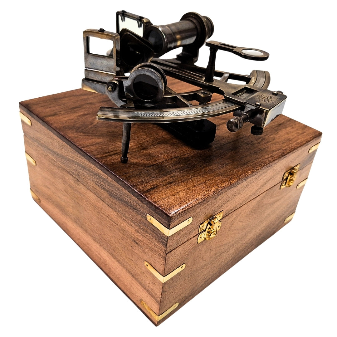 Messing-Sextant mit Gravur in Holzkiste
