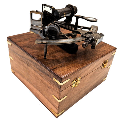 Messing-Sextant mit Gravur in Holzkiste