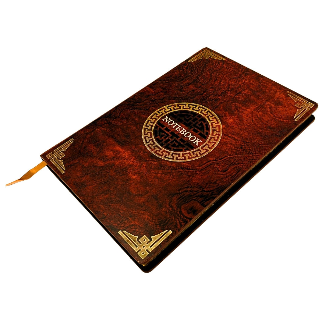 Elegantes A5 Notizbuch mit Holzcover und personalisierter Gravur – luxuriöses Tagebuch als Geschenk mit goldenen Rändern und hochwertigem braunem Papier  