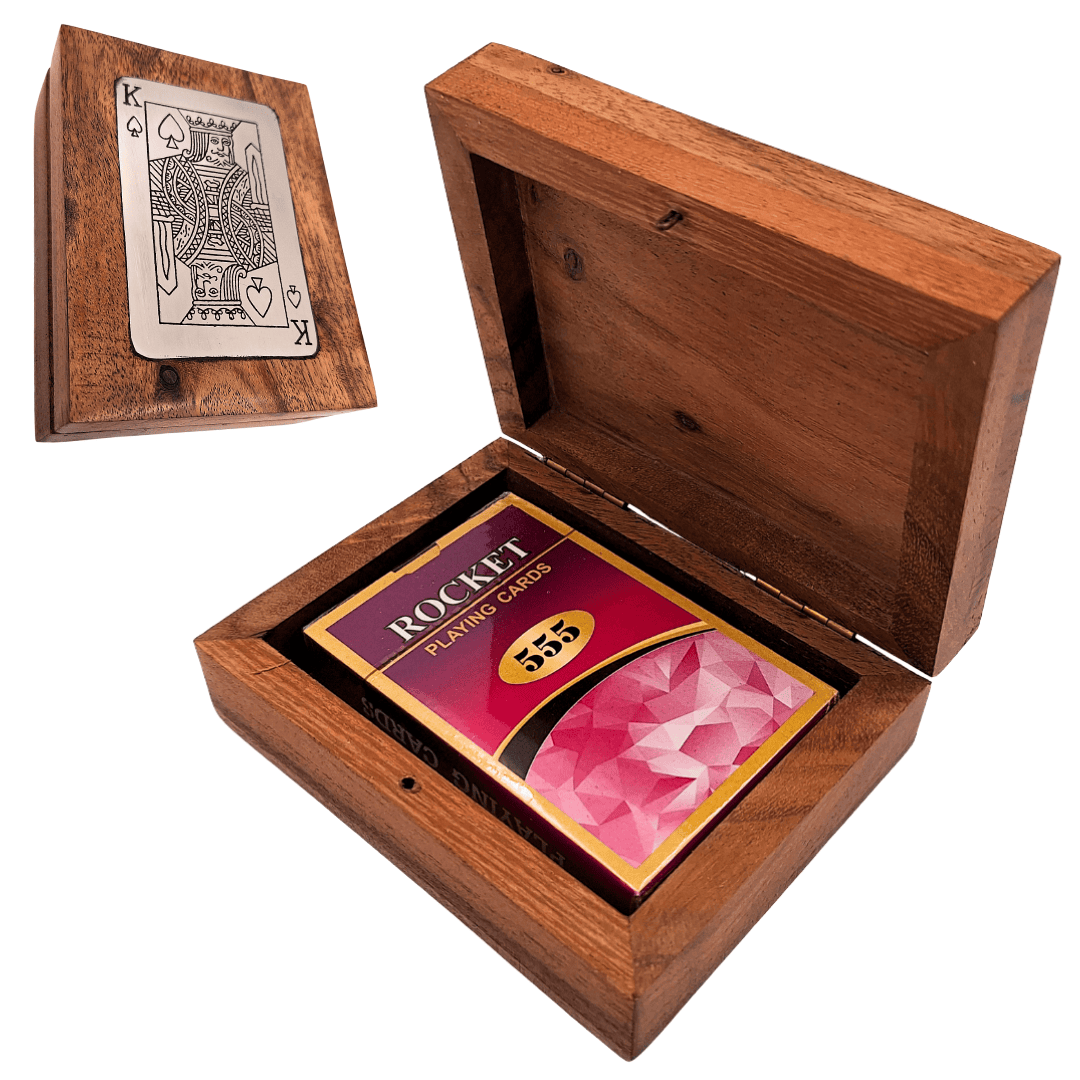 Elegantes Kartenspiel in dekorativer Holzkiste mit Aluminium-Königsplakette – Personalisierung mit Gravur – Perfektes Geschenk für Kartenspiel-Liebhaber – Kistengröße 11,5 x 8 x 4 cm