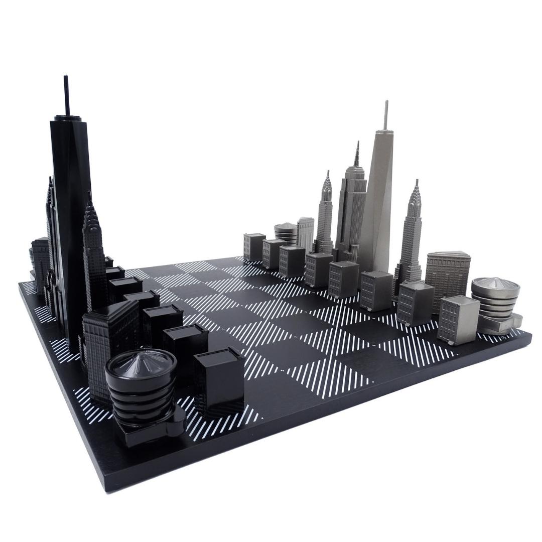 New Yorker Skyline-Schachfiguren aus Edelstahl mit Gravur