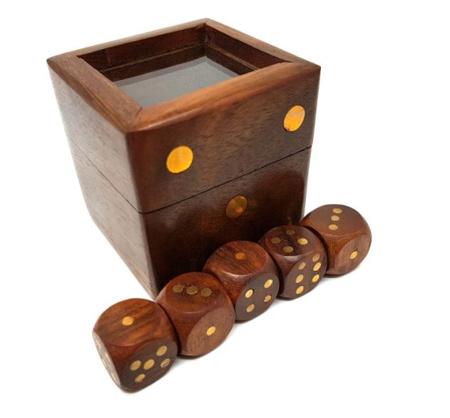 Würfelspiel in eleganter Holzschachtel mit Glastop, Gravurmöglichkeit zur Personalisierung, ideales Geschenk, 5x5 cm, für Personen über 14 Jahre