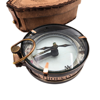 Wanderer-Kompass mit personalisierter Gravur in Lederetui – Messing-Retro-Gadget als Geschenk, 9,25 cm mit inspirierendem Schriftzug