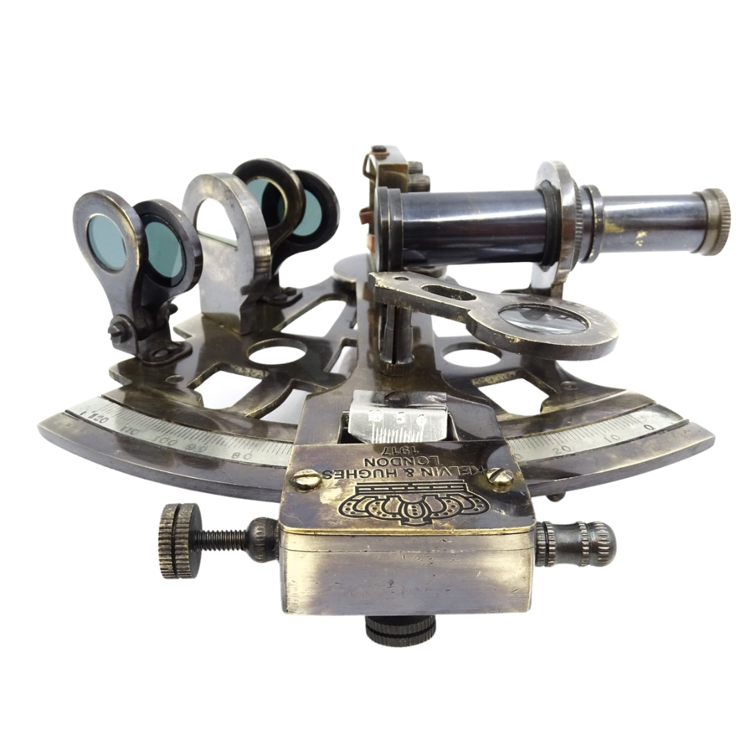 Messing-Sextant mit Gravur in Lederbox – Replik von 1917, ideal als Geschenk für Segler und Astronomen, Maße 13x12x6 cm, Antik, Material: Messing und Glas