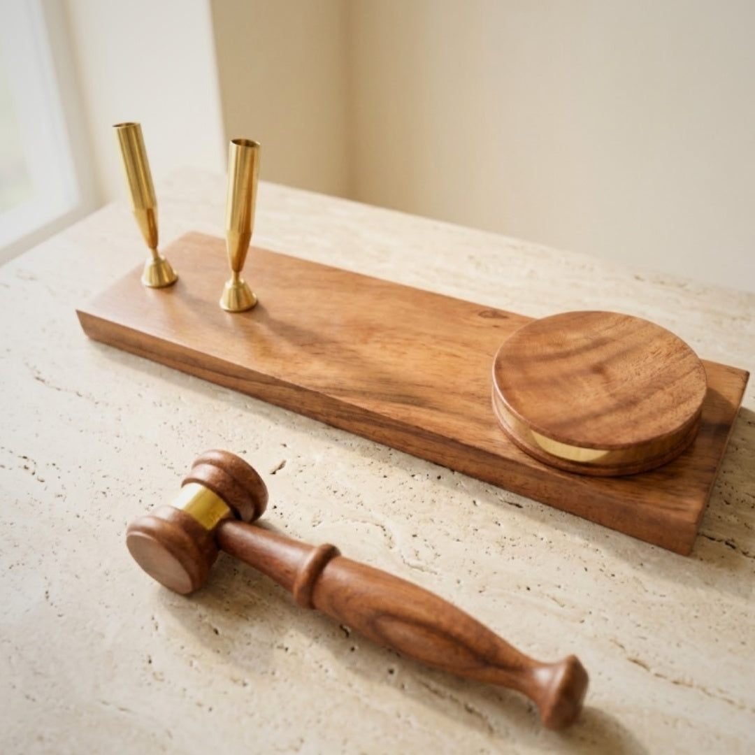 Richterhammer mit personalisierter Gravur auf Holzsockel – eleganter Stifthalter in Dunkelholzfarbe