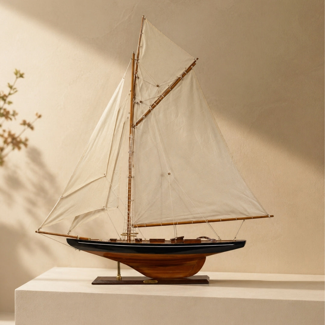 Modell der Yacht Columbia mit Gaffelsegel, Höhe 104 cm, aus Holz, mit Personalisierung durch Gravur