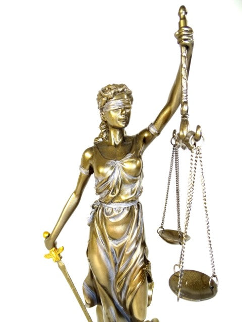 Temida-Figur 35 cm mit der Möglichkeit der Personalisierung durch Gravur - elegantes Geschenk für Juristen, Richter oder Rechtsanwälte, gefertigt aus Polyresin in goldener Farbe mit antikem Finish
