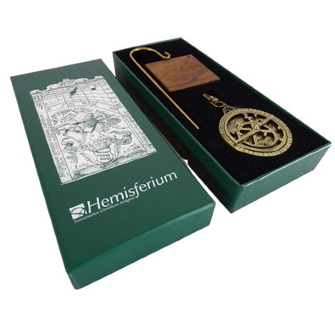 Miniatur-Astrolabium H81 auf Holzsockel mit personalisierbarer Gravur – elegantes Deko-Element als Geschenk für Astronomie-Liebhaber, Höhe 13 cm, Durchmesser 4,5 cm, außergewöhnliche Detailarbeit