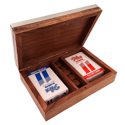 Elegantes Spieleset mit zwei Kartendecks und Würfeln in Holzkiste mit Aluminiumdeckel