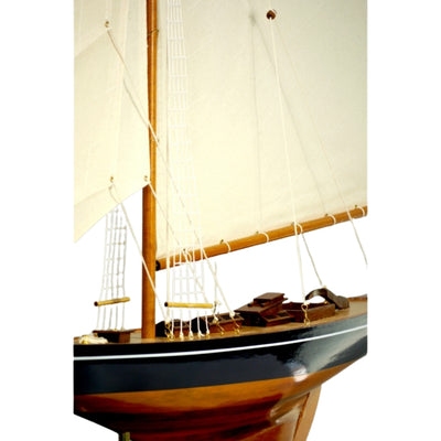 Modell der Yacht Columbia mit Gaffelsegel, Höhe 104 cm, aus Holz, mit Personalisierung durch Gravur