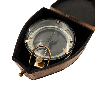Wanderer-Kompass mit personalisierter Gravur in Lederetui – Messing-Retro-Gadget als Geschenk, 9,25 cm mit inspirierendem Schriftzug
