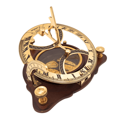 Eleganter Messing-Kompass mit Sonnenuhr auf Holzsockel C064 mit Personalisierung und Gravur