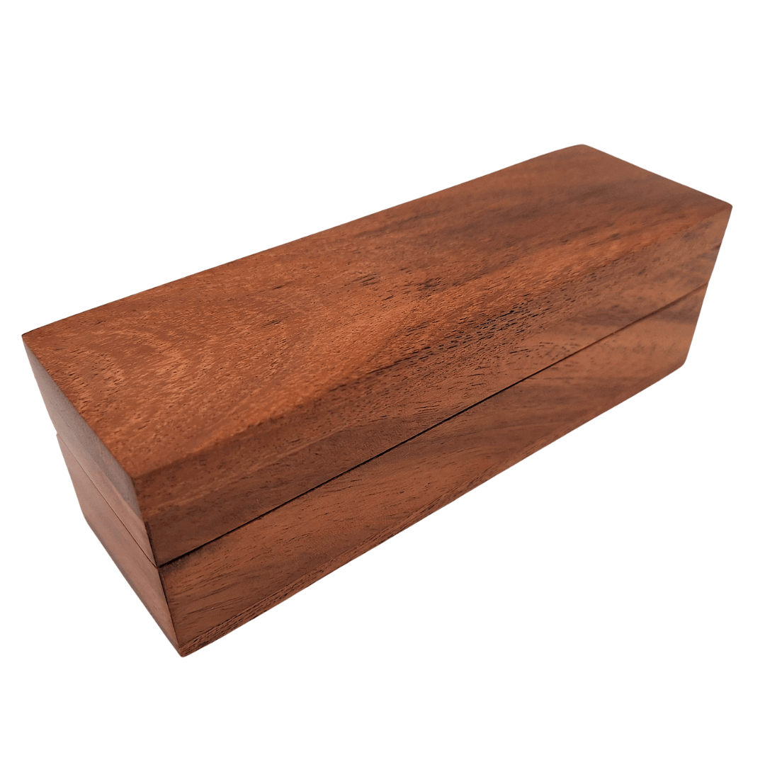 Elegante Holzspielwürfel mit Messingpunkten in personalisierter Box