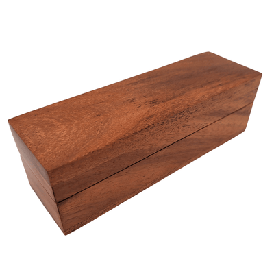 Elegante Holzspielwürfel mit Messingpunkten in personalisierter Box