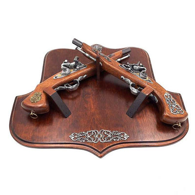 Replik von Steinschloss-Pistolen auf Holzhalter mit Personalisierung durch Gravur – Elegantes Deko-Element als Geschenk für Geschichtsfreunde – Maße 45 x 42,5 cm, Pistolenlänge 37 cm, hohe Verarbeitungsqualität