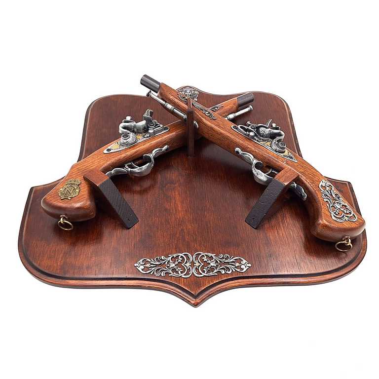 Replik von Steinschloss-Pistolen auf Holzhalter mit Personalisierung durch Gravur – Elegantes Deko-Element als Geschenk für Geschichtsfreunde – Maße 45 x 42,5 cm, Pistolenlänge 37 cm, hohe Verarbeitungsqualität