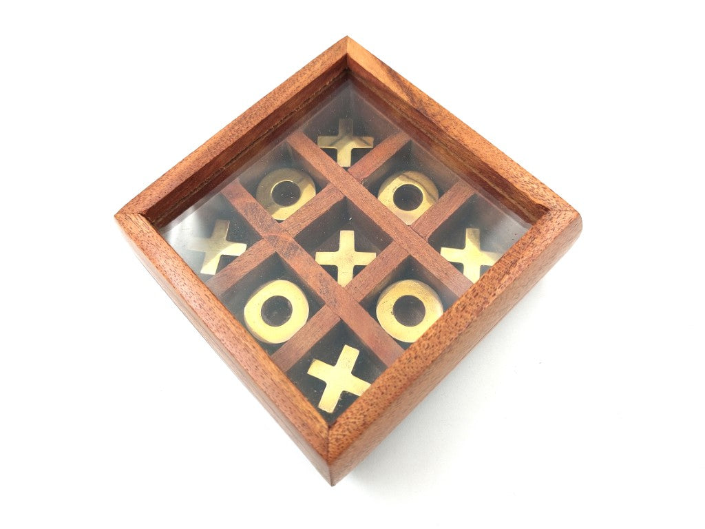 Tic-Tac-Toe im Kästchen mit Glasdeckel G1044Z mit Möglichkeit zur Personalisierung durch Gravur, elegantes Strategiespiel mit Holzklötzen und Messingverzierungen, ideal als Geschenk für Lehrer und Direktoren, Maße des Kästchens 10 x 10 cm