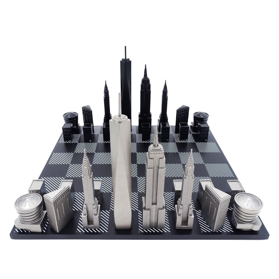 New Yorker Skyline-Schachfiguren aus Edelstahl mit Gravur
