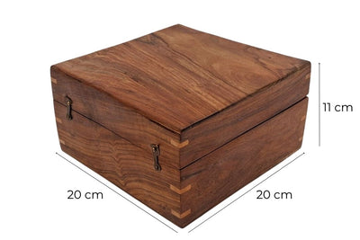 Elegante Geschenkbox aus Holz 20x20x11 cm mit marineblauem Einsatz und Option zur Personalisierung durch Gravur