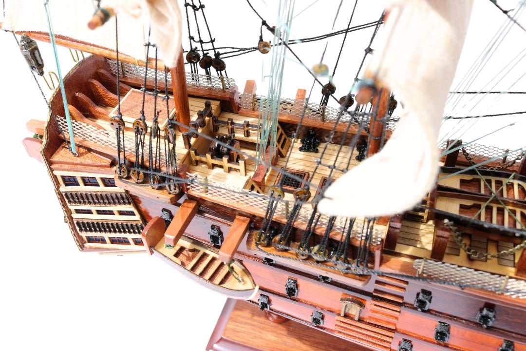 Segelschiffmodell HMS Victory, montiert, 54 cm - handgefertigte Replik mit Möglichkeit zur Personalisierung durch Gravur - ideales Geschenk für Segelliebhaber - hohe Qualität, eleganter Holzsockel