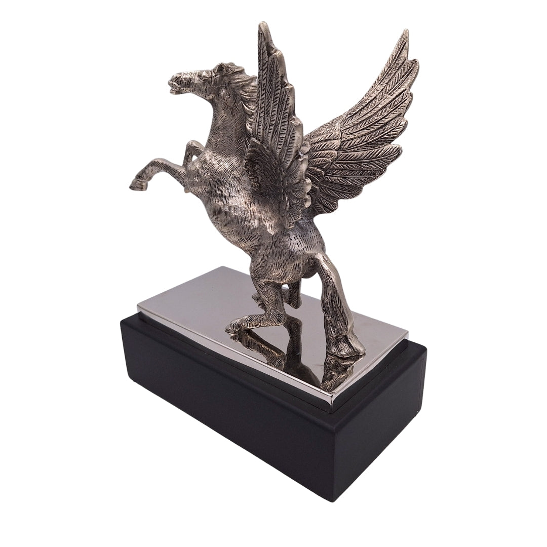 Dekorative Pegasusfigur aus Aluminium auf Stahl-Holz-Sockel, personalisierte Gravur, elegantes Geschenk für Liebhaber der griechischen Mythologie, Höhe 36 cm, silberfarben mit schwarzem Sockel