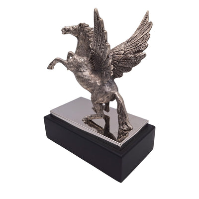 Dekorative Pegasusfigur aus Aluminium auf Stahl-Holz-Sockel, personalisierte Gravur, elegantes Geschenk für Liebhaber der griechischen Mythologie, Höhe 36 cm, silberfarben mit schwarzem Sockel