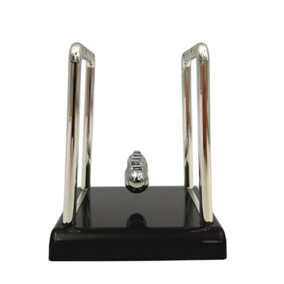 Newtons Pendel mit Gravur – Elegantes Anti-Stress-Gadget für den Schreibtisch, Ideal als Geschenk – Höhe 9 cm, Stahlkugeln, Minimalistisches Design