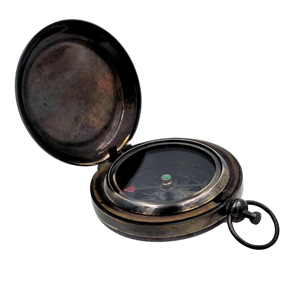 Retro-Touristenkompass aus Messing mit antikem Finish und Gravurmöglichkeit – ideales Geschenk für Reisende und Naturliebhaber – Maße 6 x 5 x 1,75 cm, schließt mit Glas-Schutzdeckel