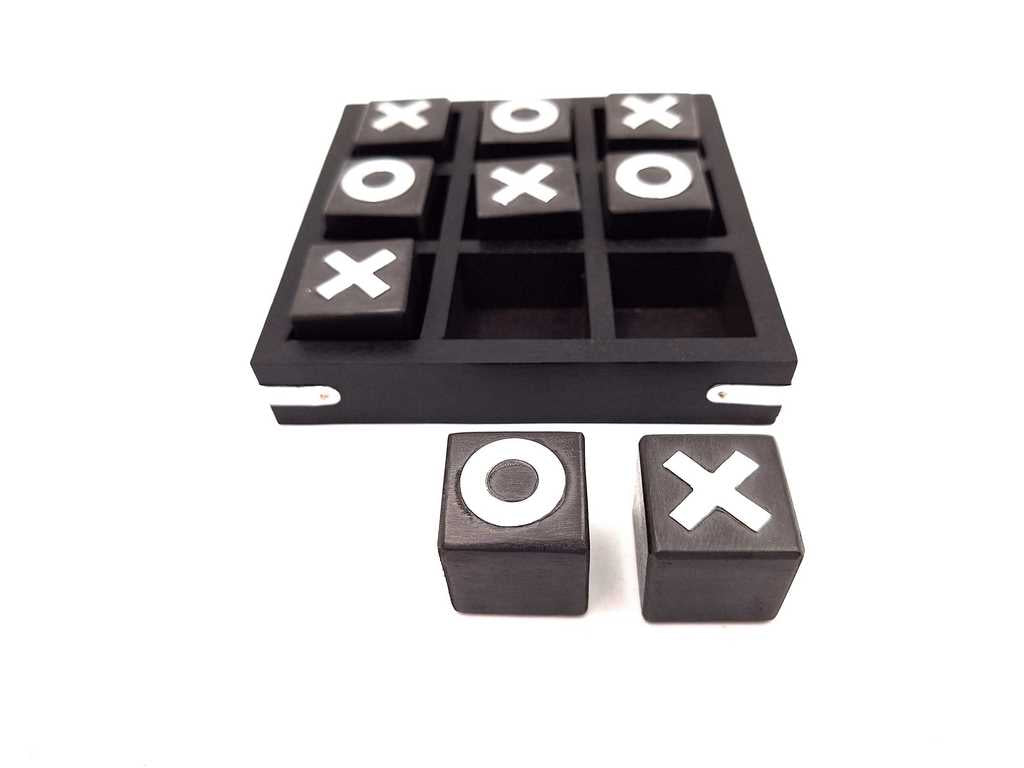 Holz-Tic-Tac-Toe-Spiel, 13 x 13 cm, mit personalisierbarer Gravur