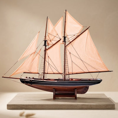Modell des Bluenose-Schoners 78 cm mit Gravur – elegante maritime Holzdekoration, Geschenk für Segel- und Meeresgeschichtsfreunde mit natürlichen Segeln