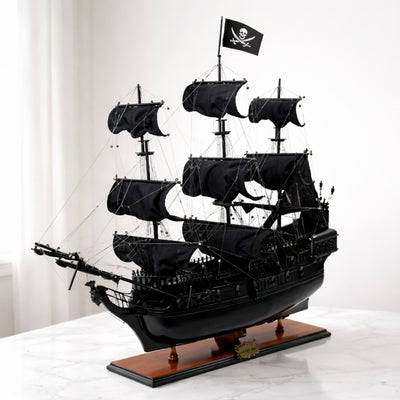 Modell des Piratenschiffs Schwarze Perle BP80R mit Gravurmöglichkeit, Länge 89 cm, exklusives Geschenk für jeden Anlass, Kunsthandwerk, Holzsockel