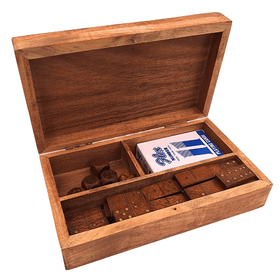 3-in-1 Spieleset in eleganter Holzkiste mit Gravurpersonalisierung - Karten, Domino, Würfel - Perfektes Geschenk für Gesellschaftsspiel-Liebhaber - Maße: 22,5 x 13 x 6 cm, Akazie mit Messingverzierungen