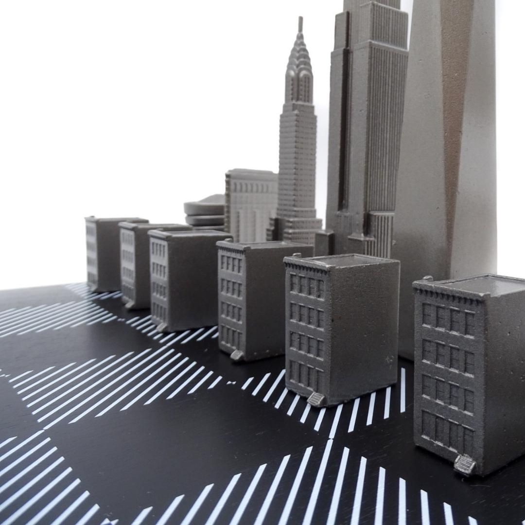 New Yorker Skyline-Schachfiguren aus Edelstahl mit Gravur