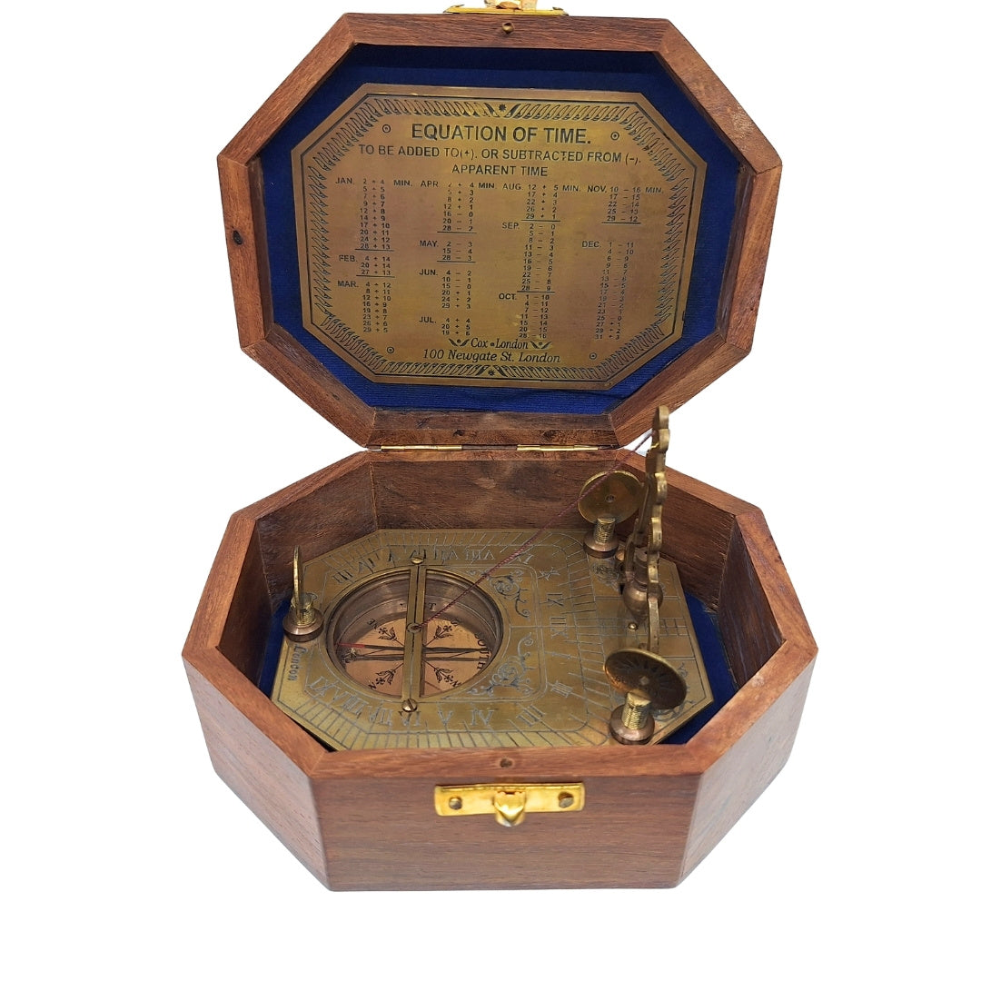 Eleganter Messingkompass mit Sonnenuhr in Holzschachtel - Ideales Geschenk für Reisende, Retro-Stil, Maße: 11.5 x 8.8 x 9.0 cm, Material: Messing und Holz