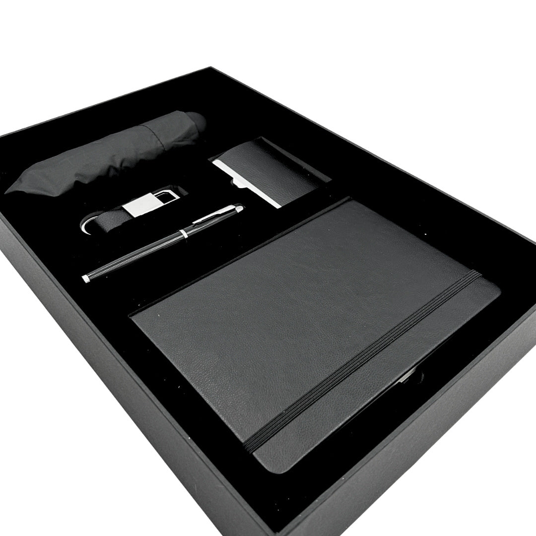 Elegantes Geschenkset Classico mit Personalisierung - Leder-Notizbuch A5, Regenschirm, Kugelschreiber, Visitenkartenetui und Schlüsselanhänger in ästhetischer Geschenkbox