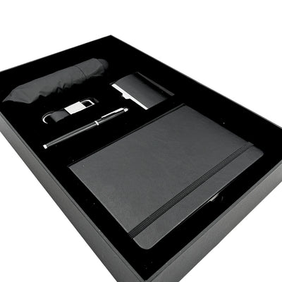 Elegantes Geschenkset Classico mit Personalisierung - Leder-Notizbuch A5, Regenschirm, Kugelschreiber, Visitenkartenetui und Schlüsselanhänger in ästhetischer Geschenkbox