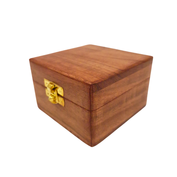 Holzgeschenkbox 6 x 6 x 4 cm mit Gravurmöglichkeit, braun, mit Stoffauskleidung und Messingverschluss