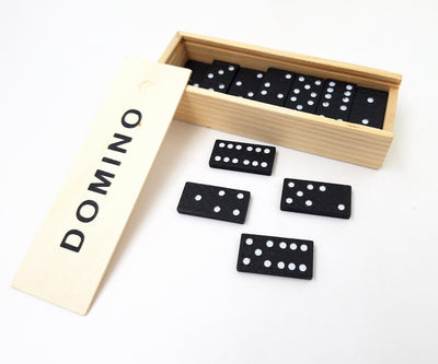 Domino in Holzbox mit Gravurpersonalisierung – ideales Geschenk für Brettspielliebhaber, 28 Kunststoffsteine, Boxmaße 5 x 15 x 3,5 cm, Material: Holz und Kunststoff