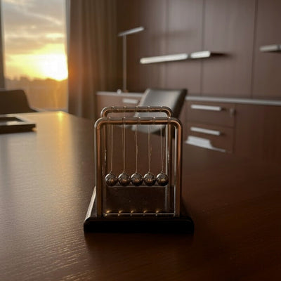 Newtons Pendel mit Gravur – Elegantes Anti-Stress-Gadget für den Schreibtisch, Ideal als Geschenk – Höhe 9 cm, Stahlkugeln, Minimalistisches Design