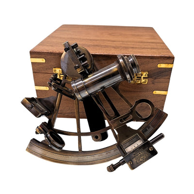 Messing-Sextant mit Gravur in Holzkiste