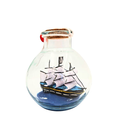Miniatur-Segelschiff in Flasche mit personalisierbarer Gravur – klassische maritime Dekoration als Geschenk, 10 x 10 x 11 cm  