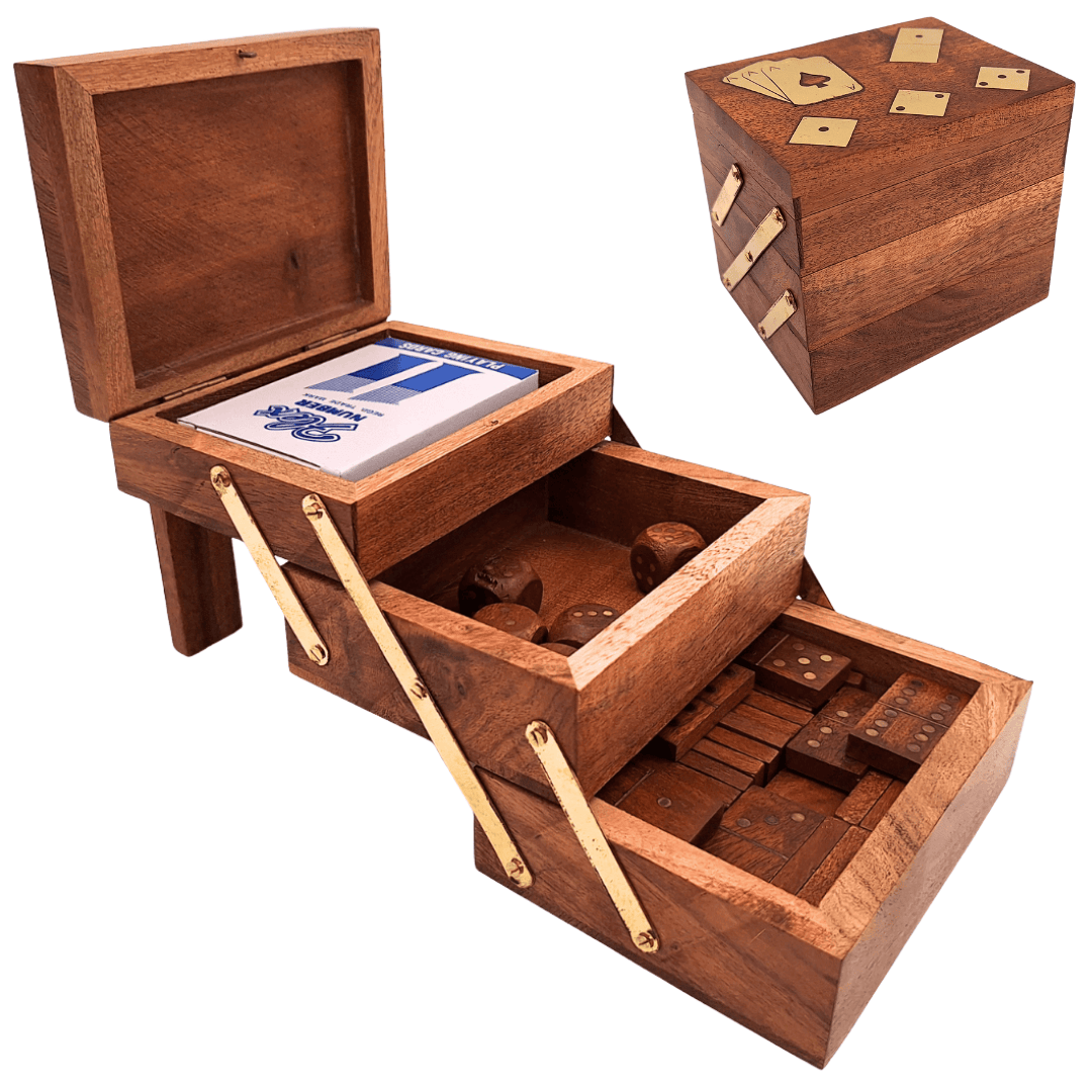 Elegantes 3-in-1 Spieleset mit personalisierter Gravur – Karten, Würfel, Domino in Holzkiste mit Messingverzierungen – Perfektes Geschenk für Spielbegeisterte – Maße 12 x 9,5 x 10,5 cm