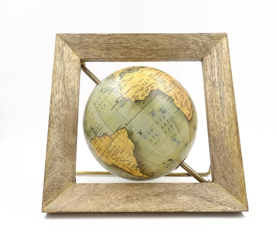 Dekorativer Globus GLB-40 im Holzrahmen mit Gravur-Personalisierung, blau-gelbe Karte, Durchmesser 15 cm