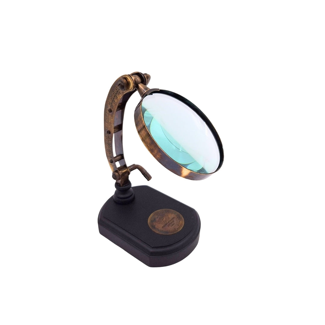 Elegante Lupe auf Holzsockel mit Verstellung, Möglichkeit der Personalisierung durch Gravur, ideal als Geschenk, Höhe 20 cm, Vergrößerungsglas 10 cm, Messinggehäuse und -arm